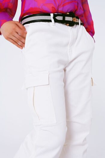 Pantalon cargo à jambe droite en blanc 2
