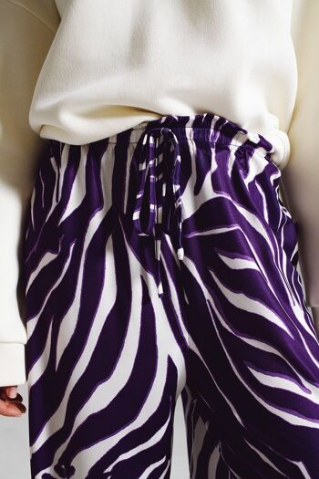 Pantalon droit à imprimé zèbre en violet et blanc 4