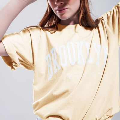 Camiseta con texto Brooklyn District en amarillo