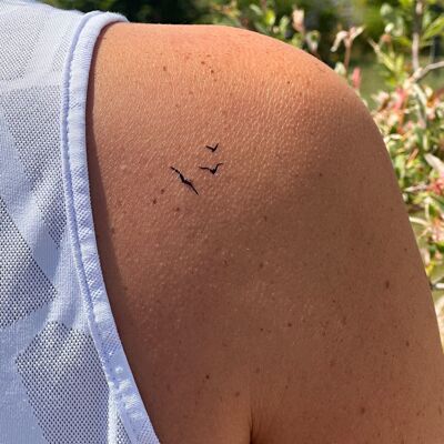 tatuaje temporal de pájaros voladores