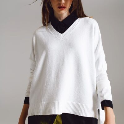 Sweater in white with V-neckline