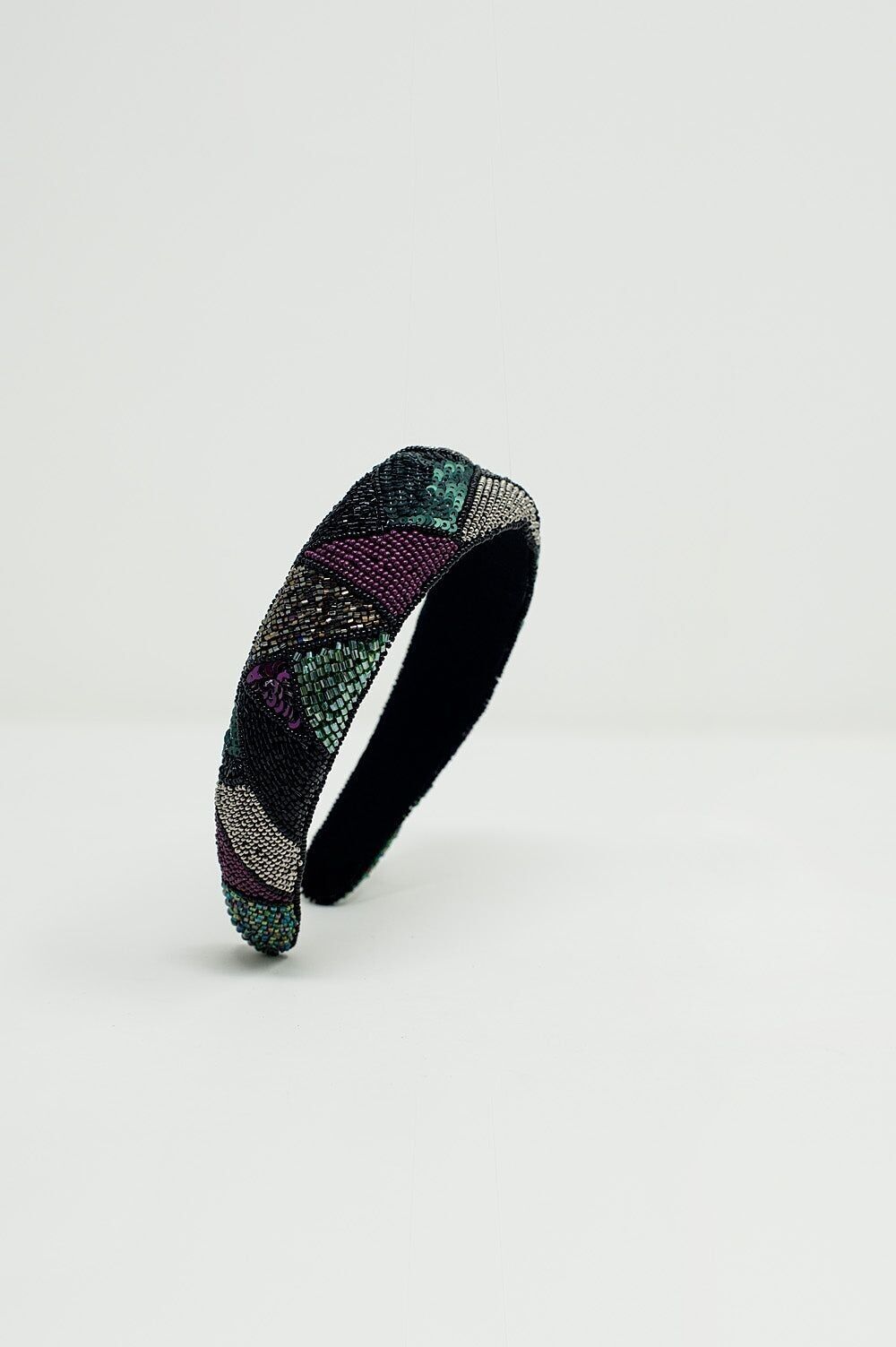 Dickes besticktes Stirnband in coolen Farben