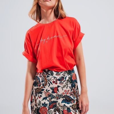 T-shirt con testo stampato in rosso