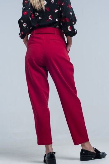 Pantalon rouge taille haute avec ceinture 2