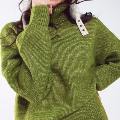 Grüner flauschiger Pullover mit Rollkragen