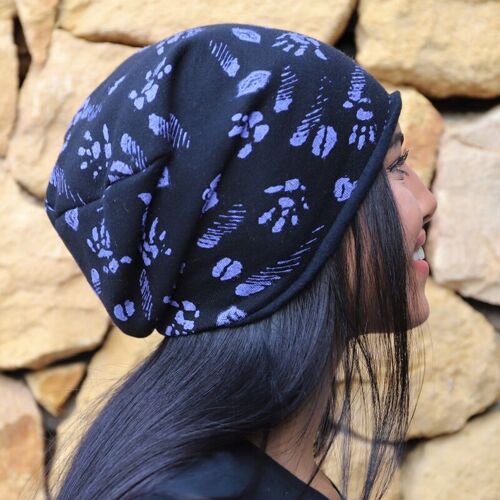 4025 Black beanie hat with a cool stylistic effect