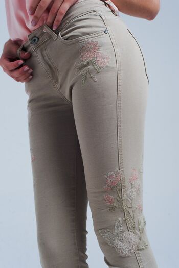 Jean beige avec broderie florale 2