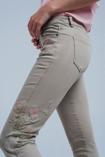 Jean beige avec broderie florale 6