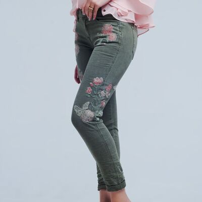 Khakifarbene Jeans mit aufgestickter Blume