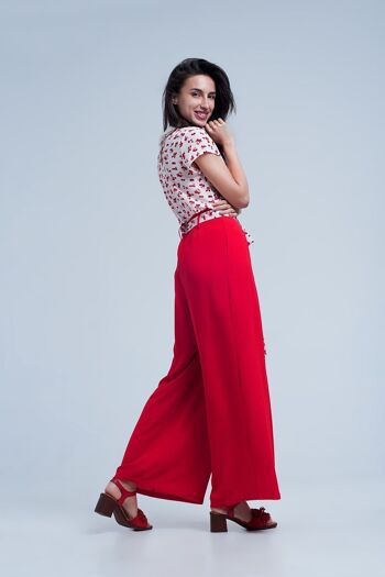 Pantalon rouge avec ceinture fleurie 4