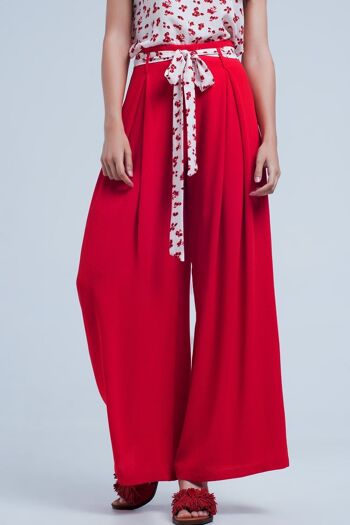 Pantalon rouge avec ceinture fleurie 5