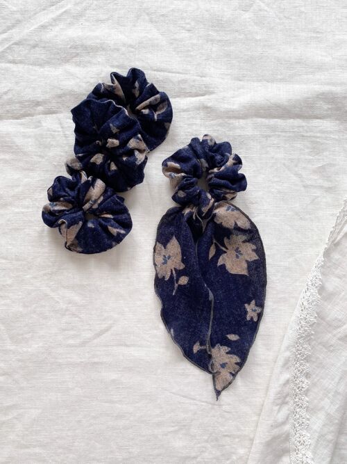 Wide scrunchie + bow / Blue linen