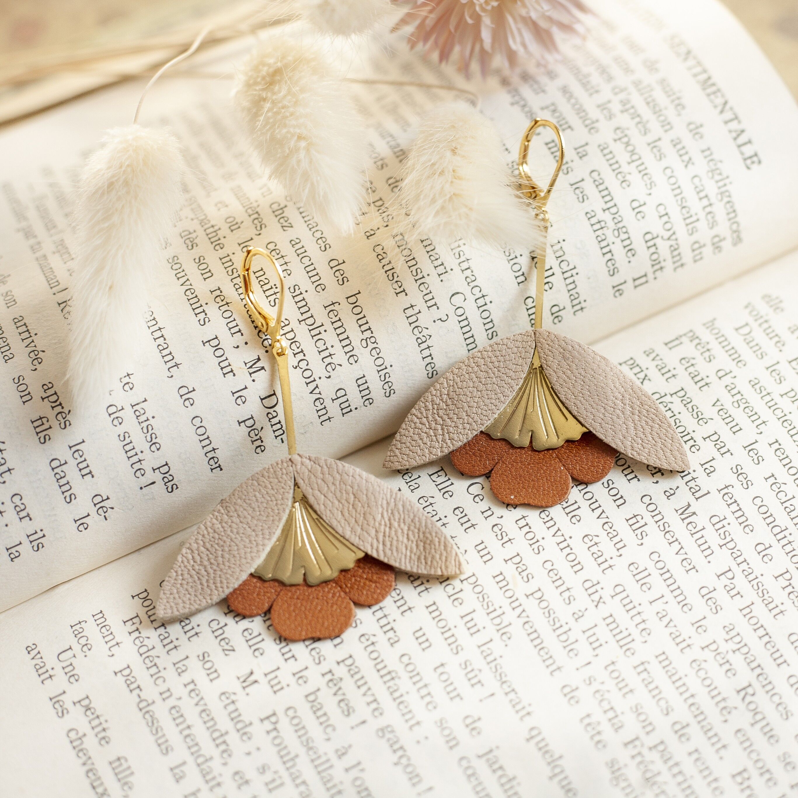 Orecchini fiore ginkgo - pelle beige e marrone
