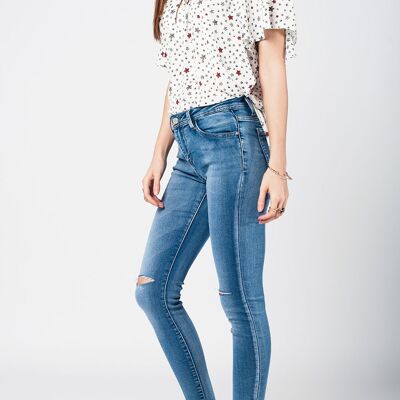 Jeans skinny a lavaggio medio con ginocchia rotte e orli rosicchiati