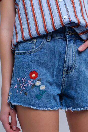 Short en denim bleu délavé moyen avec motif floral 1