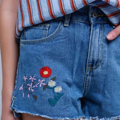 Shorts in denim blu a lavaggio medio con disegno floreale