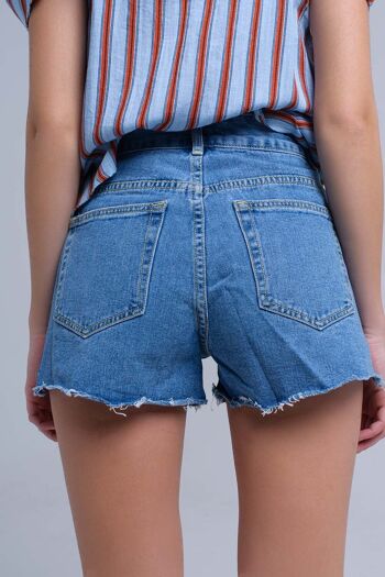 Short en denim bleu délavé moyen avec motif floral 6