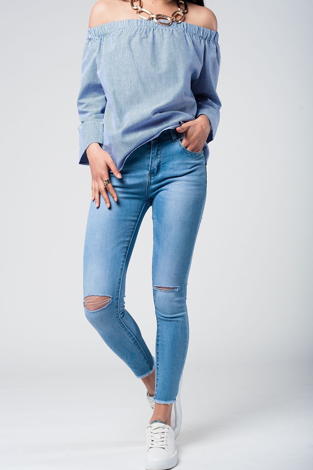 jeans attillati con ginocchia rotte