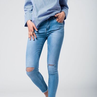 jeans ajustados con rodillas rotas