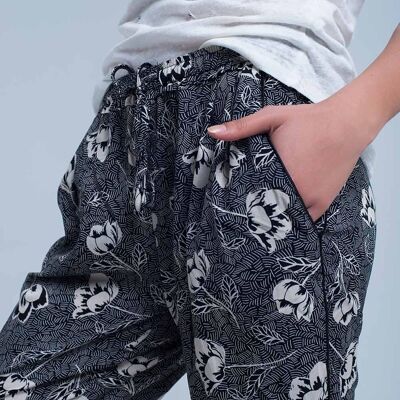 Pantalón negro con estampado floral.