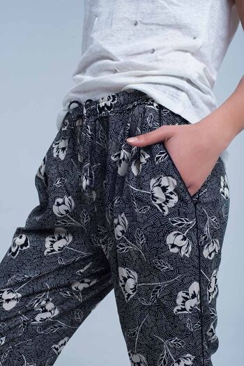 Pantalon noir à imprimé fleuri 1