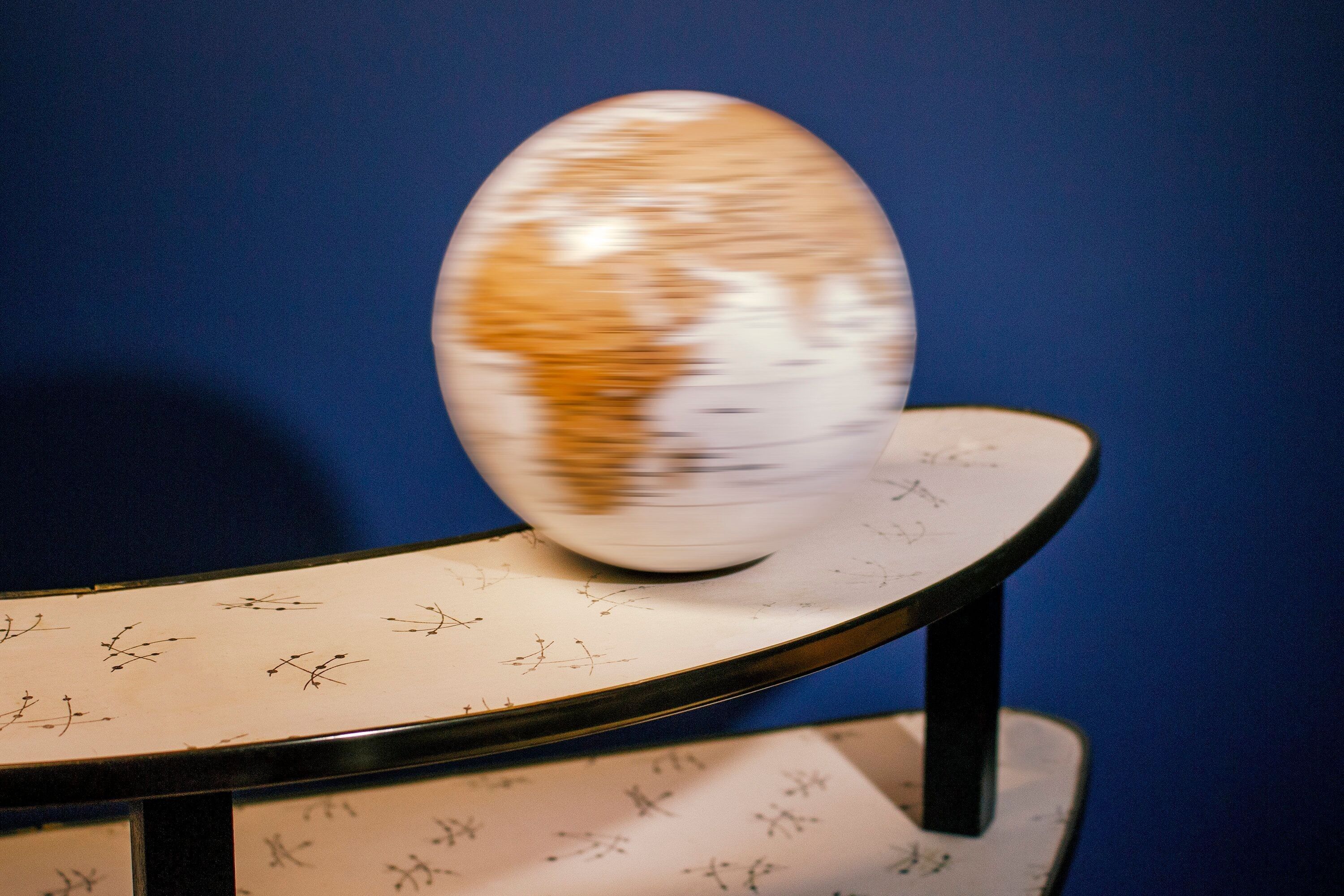 Battery operated rotating globe