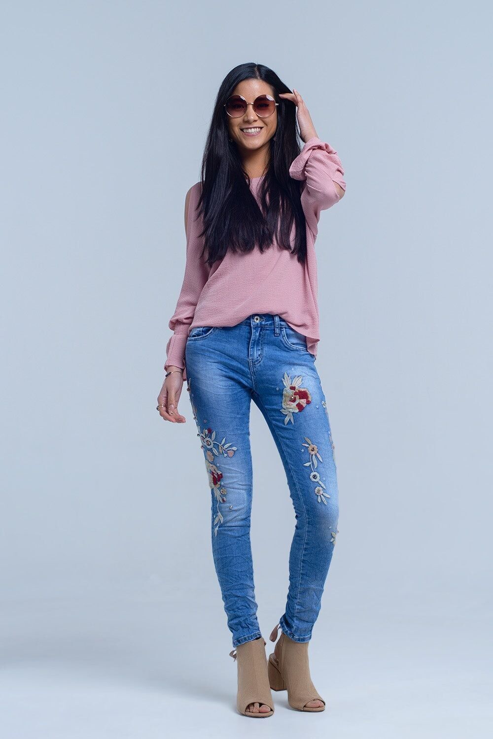 Jeans con ricami floreali