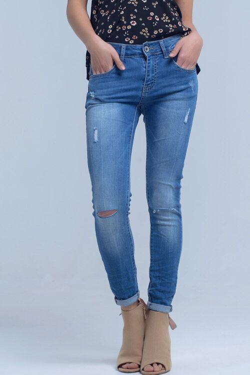 Skinny jeans with rips knee