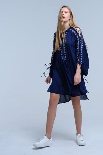 Robe brodée bleu marine avec détail manches ouvertes 3