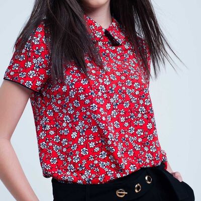 Camisa roja con estampado de flores blancas