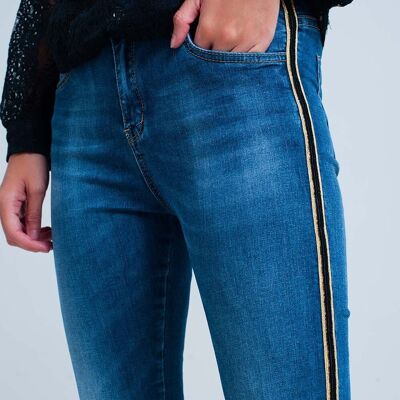 Blaue Jeanshose mit goldenem und schwarzem Seitenband