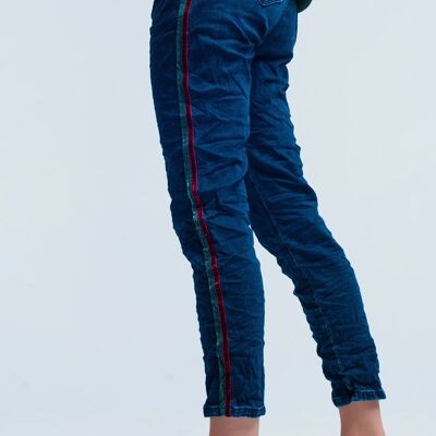 Blaue Baggy-Jeans mit mehrfarbigen Seitenstreifen