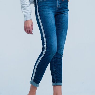 Jeans in dunkler Waschung mit silberglänzendem Seitenstreifen