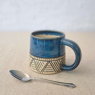 Taza estándar tallada clásica azul medianoche