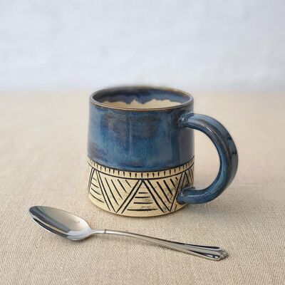 Taza estándar tallada clásica azul nebulosa