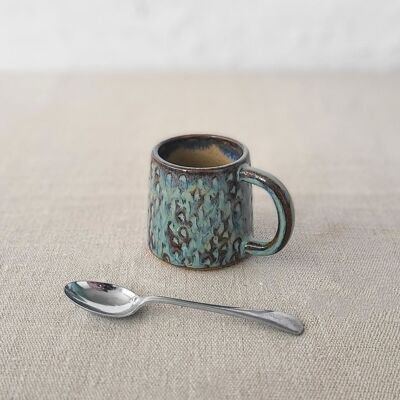 Taza de café expreso con textura rústica azul espuma de mar