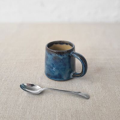 Taza de café espresso rústica azul nebulosa