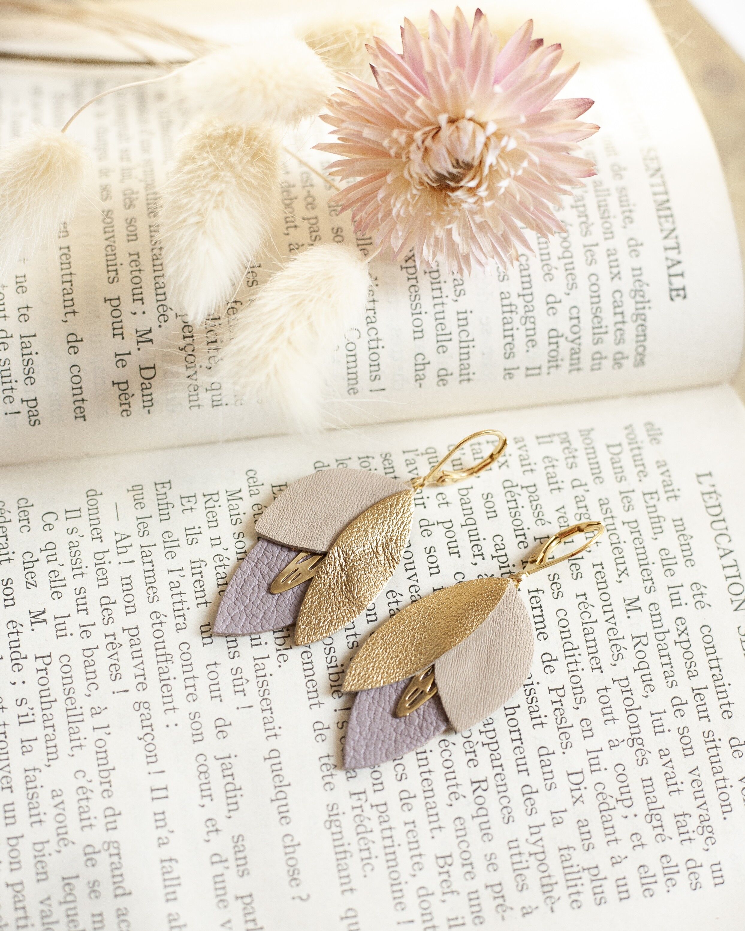 Orecchini Trois Pétales - oro, beige, pelle rosa antico