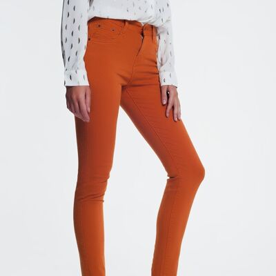 jeans ajustados en naranja