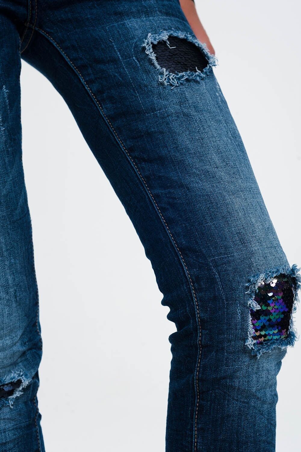 Jeans con paillettes e strappi