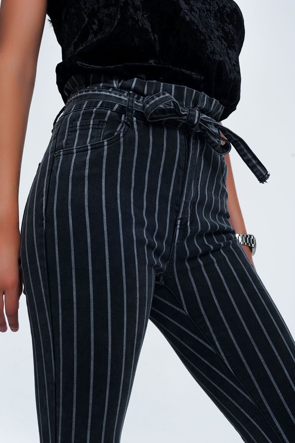 Vaqueros pitillo grises con rayas