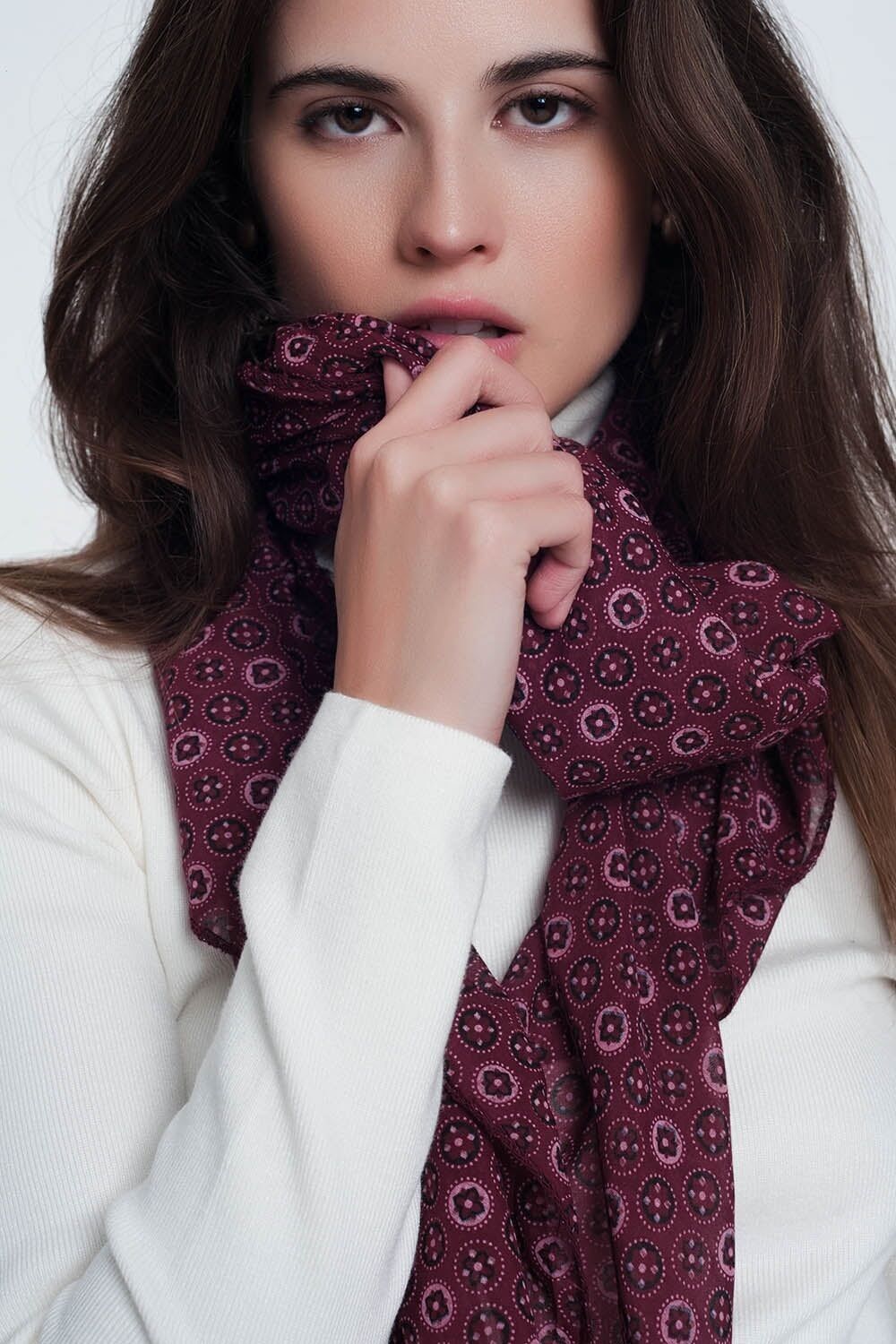 Sciarpa marrone scuro con stampa