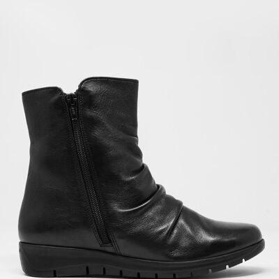 Low black boots with zipper and round nose