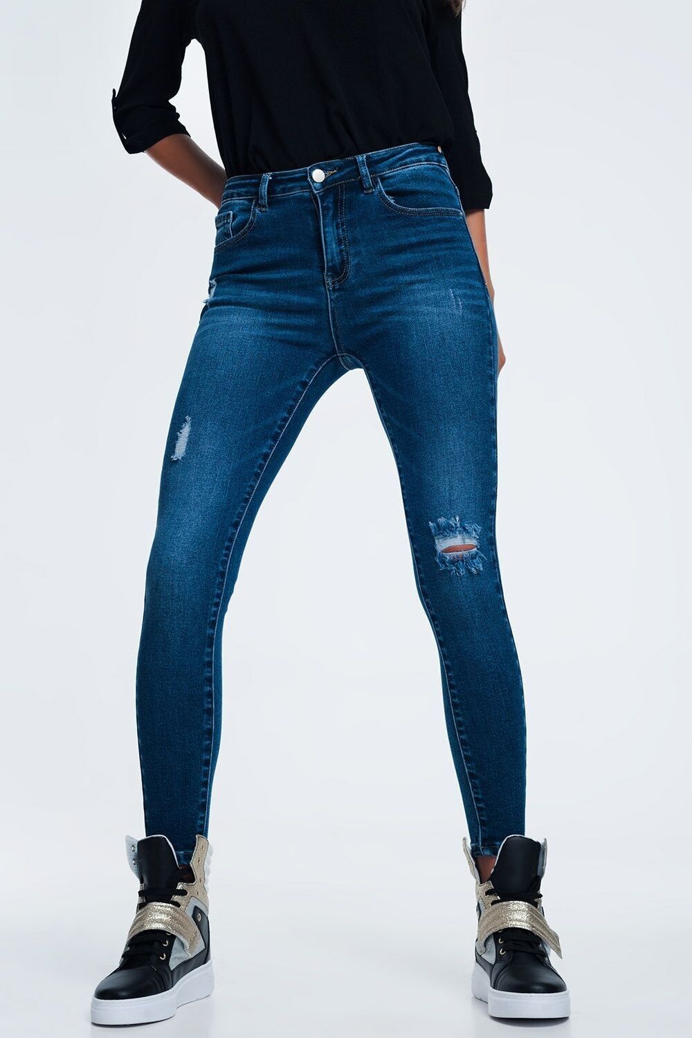 Blue jeans con screpolature al ginocchio