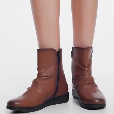 Low brown boots with zipper and round nose