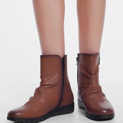 Low brown boots with zipper and round nose