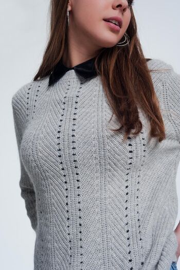 Pull gris avec détail de rayures tricotées 1