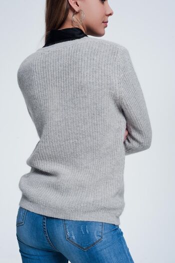 Pull gris avec détail de rayures tricotées 2