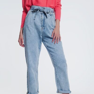 Straight cut jeans in light denim with belt