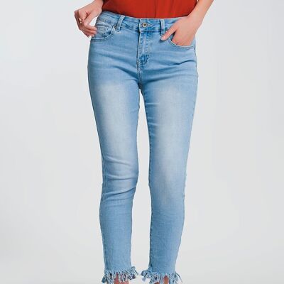 Vaqueros pitillo en denim claro con bajo deshilachado